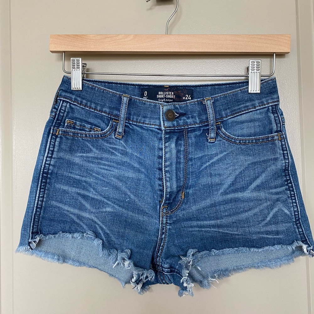 Hollister Short-Short High-Rise Shorts.  Sz. 0/24W.  In EUC.